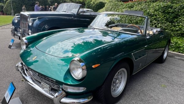 Великолепното Ferrari 275 GTS от 1966 г. , показано тук, е номер 189 от 200 произведени и е поръчано от брата на краля на Мароко Хасан II - Мулай. Именно поради тази причина неговата прекрасна каросерия е боядисана в цвят &bdquo;Металик бор&ldquo; (зеленото е един от символичните цветове на Мароко и изобщо на арабския свят). 

Колата е пребоядисана и модифицирана отвътре, като се връща в Европа. Накрая се кротва във Франция, където през 2001 г. е възстановен и оригиналният цвят.
